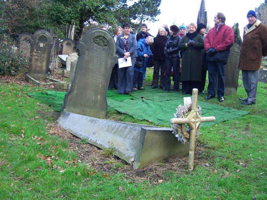 Spital Cemetery burial site of five girls who died in a fire at the Palace Theatre fire, 1911