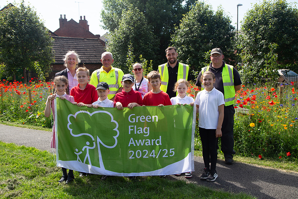 Councillor Steve Lismore with green spaces staff and Brampton Primary School children